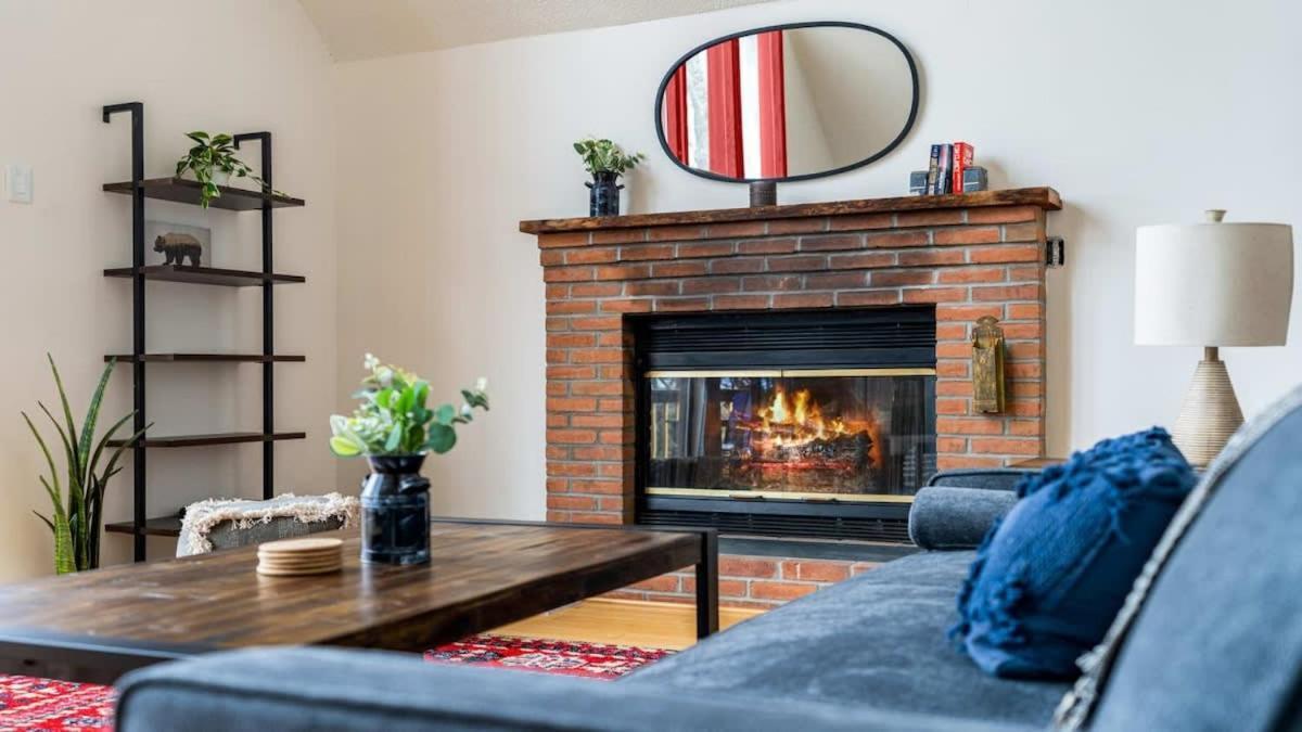 Modern Chalet Cabin W Hot Tub, Deck&Grill, & Wifi! Inwood Екстериор снимка