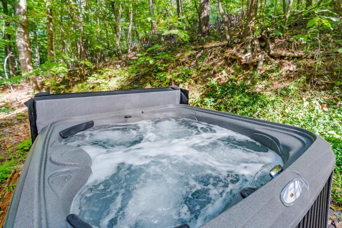 Modern Chalet Cabin W Hot Tub, Deck&Grill, & Wifi! Inwood Екстериор снимка