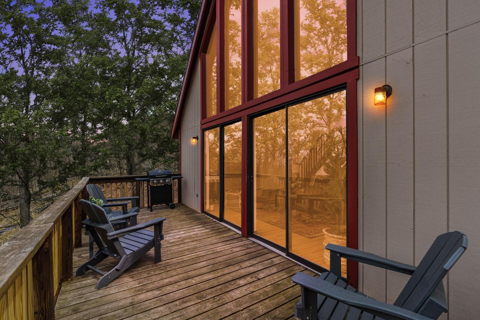 Modern Chalet Cabin W Hot Tub, Deck&Grill, & Wifi! Inwood Екстериор снимка